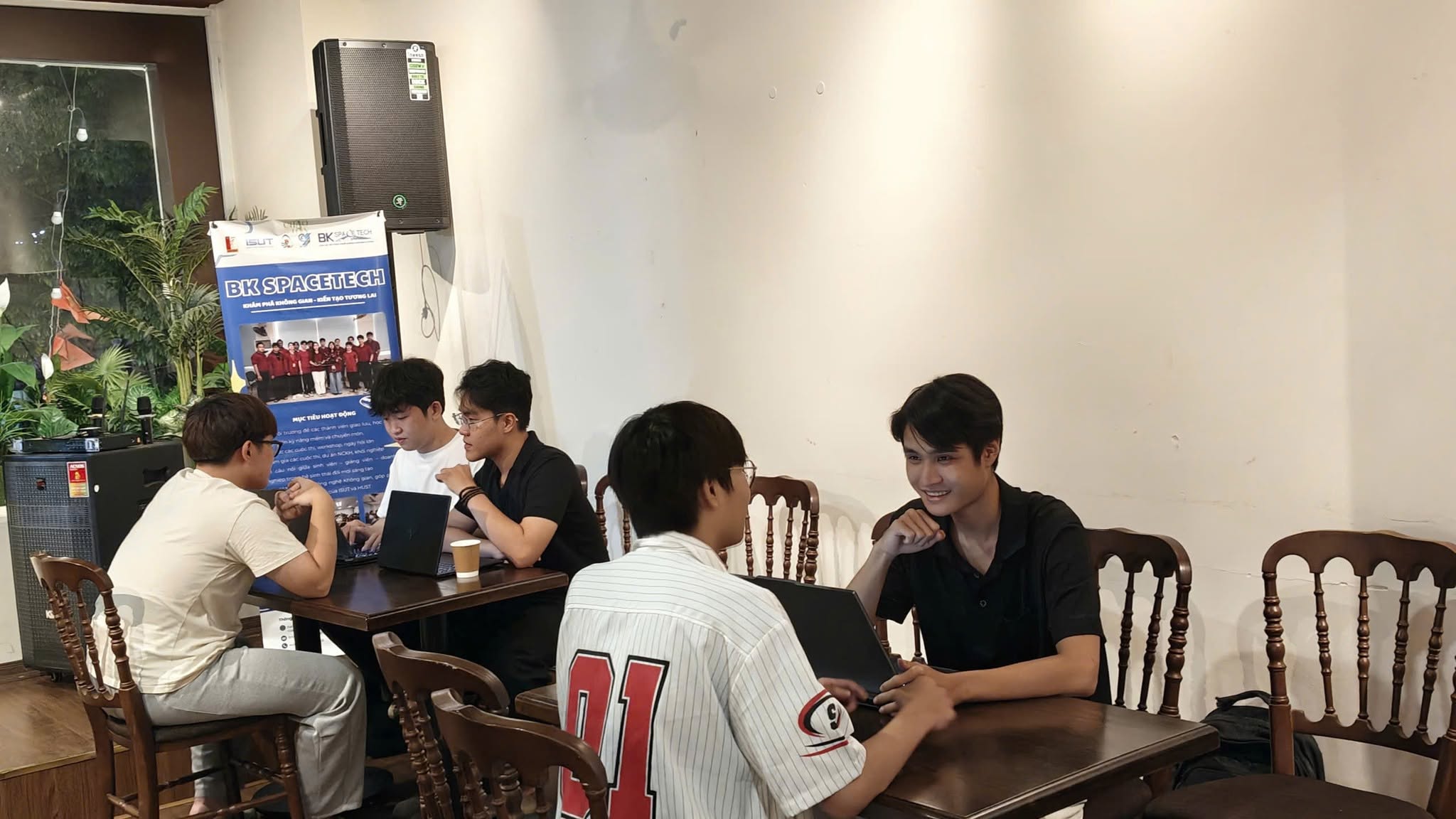 Thành viên ban tổ chức và khách mời tại buổi phỏng vấn